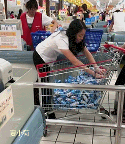 搞笑GIF趣图：池塘边上自拍需谨慎，一不小心掉进泥塘变泥鳅！