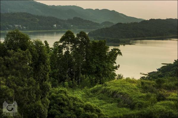 古宇湖的主要景点是娃娃岛,圣灯山,还有一个中国最大的青铜孔子像.