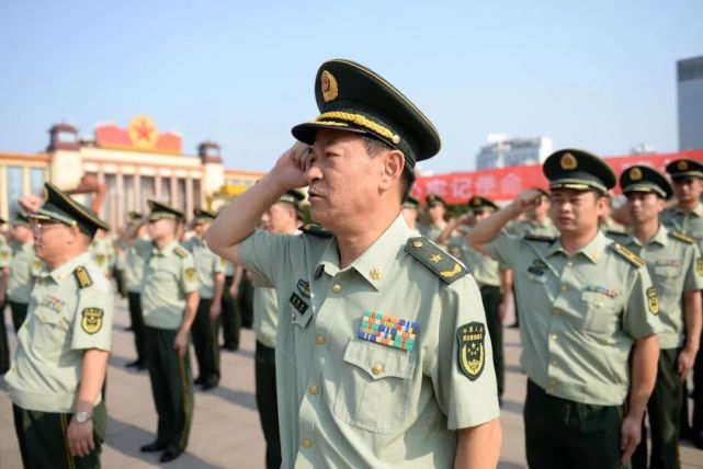 武警江西总队在八一南昌起义纪念塔前隆重举行"弘扬八一精神,争当红军
