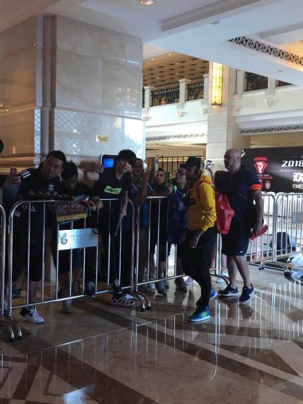内马尔凌晨5点抵达深圳耐心为球迷签名 网友: