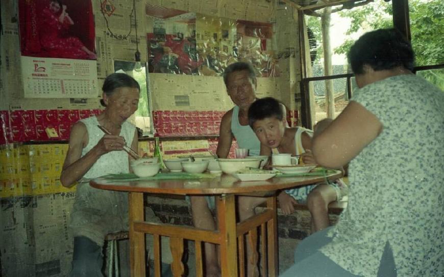 90年代的农村,我们是这样生活的,放学以后,村头会合,一直玩到家里的