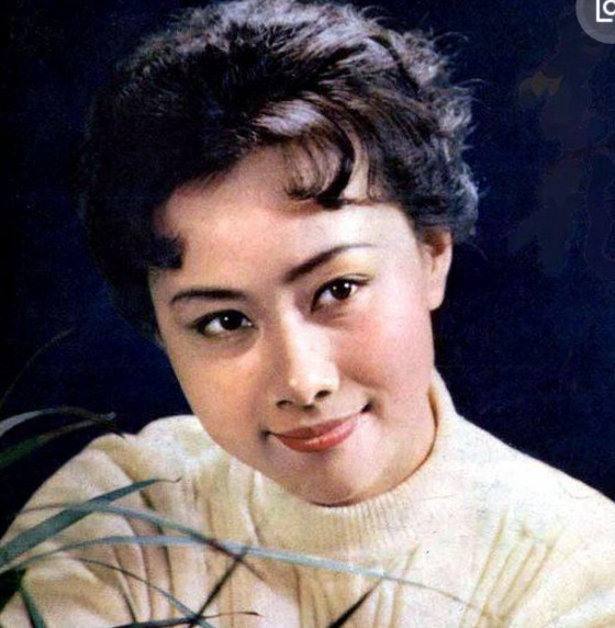 出演"渴望"一炮而红,和老公结婚37年恩爱如初,儿子