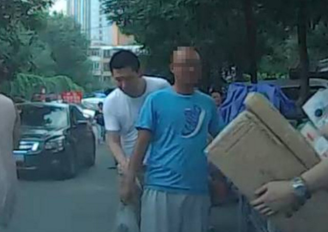 实拍唐山工人医院附近小偷偷东西