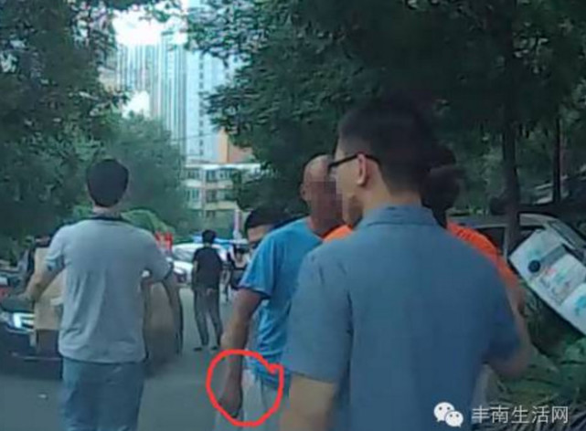 实拍唐山工人医院附近小偷偷东西