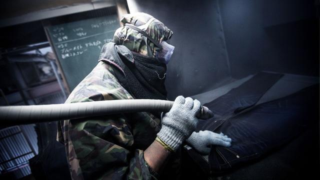 实拍牛仔裤做旧处理车间,时尚就是这样打造出