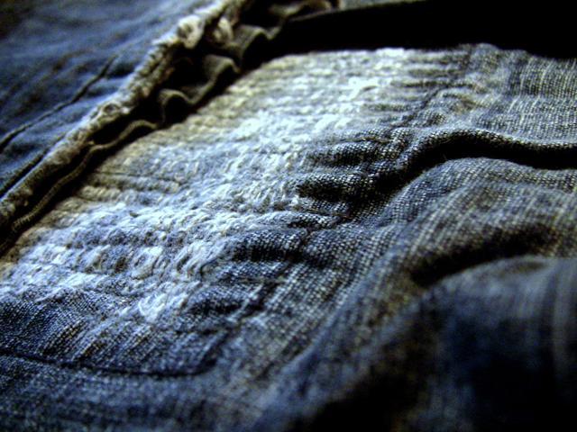 实拍牛仔裤做旧处理车间,时尚就是这样打造出