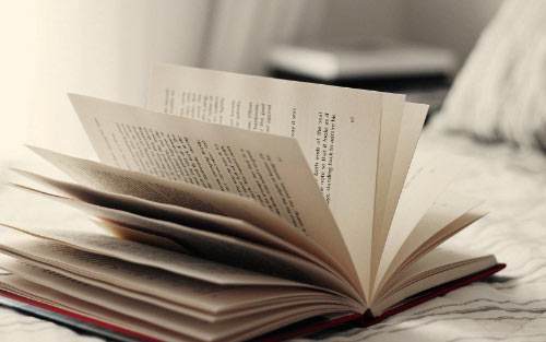 把英语表达hold the bag理解为抓着包,老师表