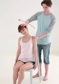 情侣“发电”减肥操怎么做