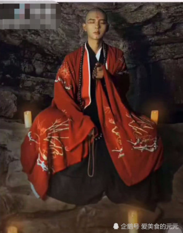 摄影师化身红衣"和尚",结果一夜走红,一夕之间网友的手机壁纸都成了