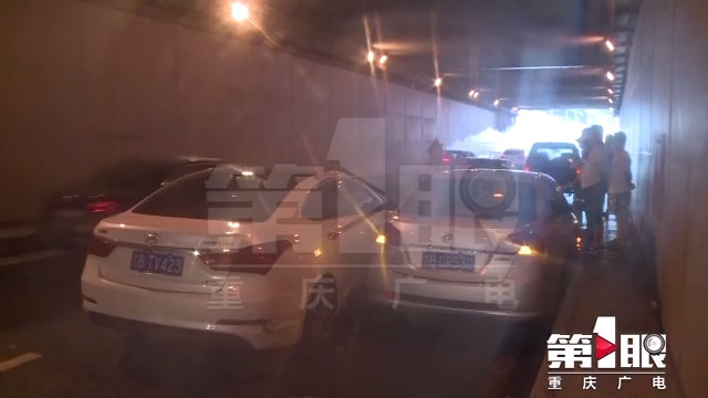 南滨路一下穿道大量积水 追尾事故接连发生