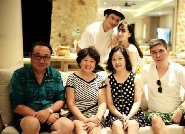 黄晓明一家三口雪地牵手 小海绵身高已经超过