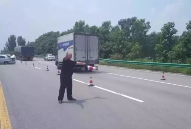 赞!安阳大裤衩民警高速上玩命引热议成网