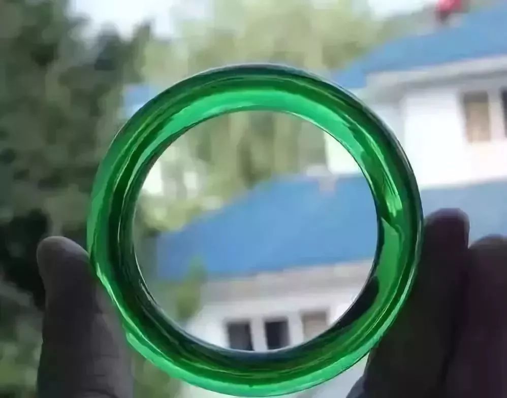 啤酒瓶做出极品帝王绿翡翠,居然还能卖出这价钱!