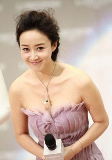 她曾是央视美女主播，改行当演员佳作不断，却愿为小三让位（组图） - 1