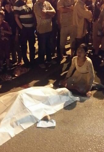 宝马司机撞死女子 脚踢死者