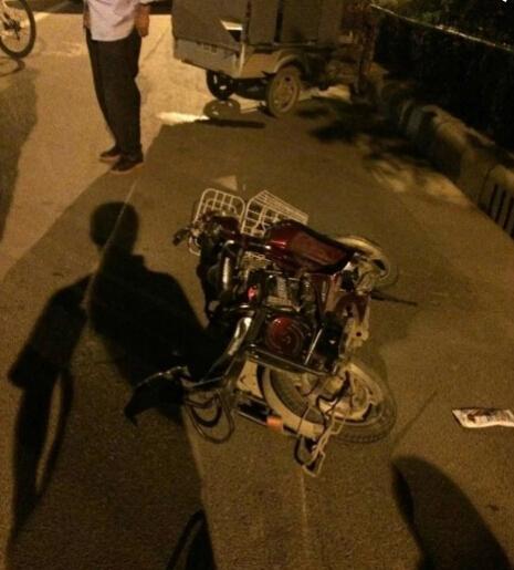 宝马司机撞死女子 脚踢死者