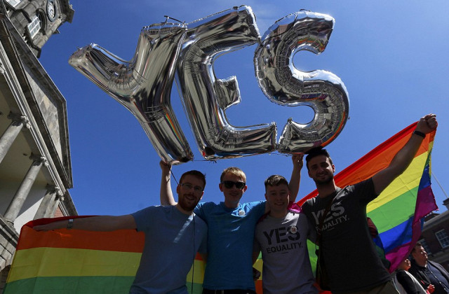 爱尔兰公投批准同性婚姻合法化 民众欢庆