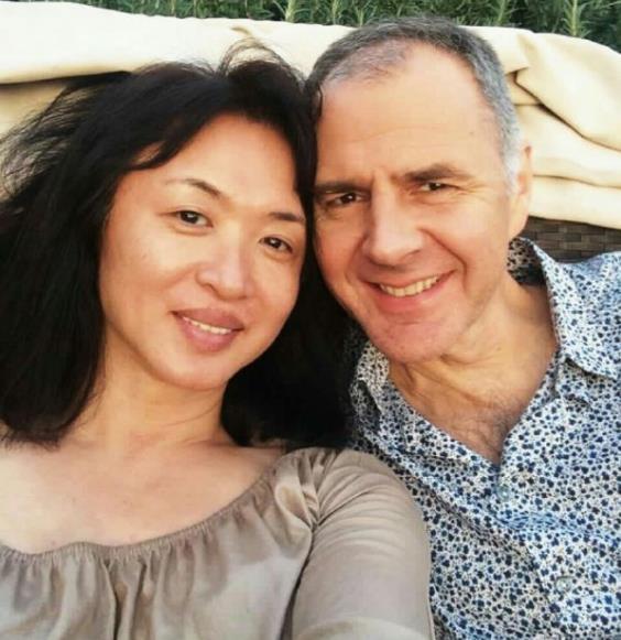 但是其实在汉斯之前,金星还有过一位妻子,在1990年,金星和肯波琳结婚