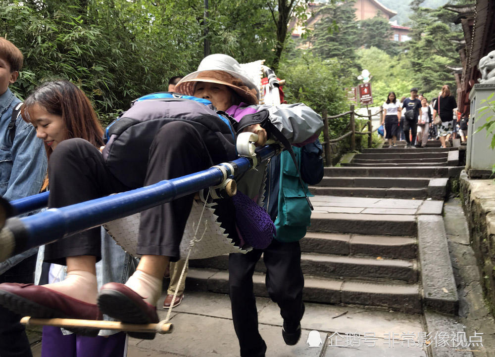 峨眉山滑竿挑夫每天抬着客人跑几十里,寺庙挑夫背百斤