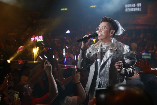 许冠杰谭咏麟再合体红馆唱跳三个半钟不遗余力