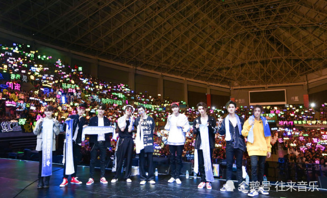 蔡徐坤这次真的玩好大!演唱会上脱衣服都不算