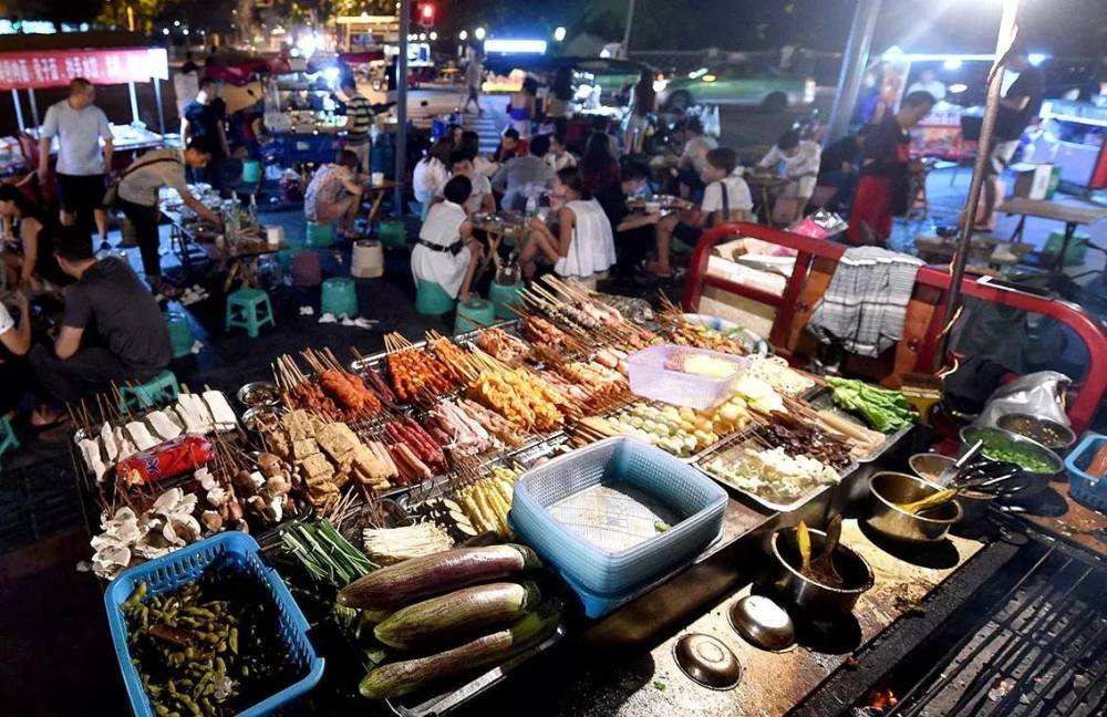 学校周边出美食,是万年不变的道理,更何况犀浦夜市紧邻犀浦大学城.