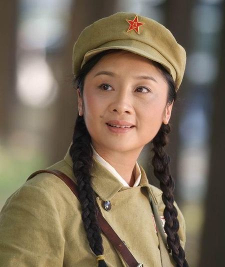 50岁唐静一家近照，前夫娶小7岁影后，儿子颜值一言难尽