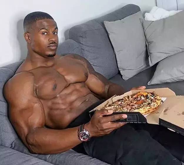 为什么黑人饭吃不饱,药也不用,还能练出堪比施瓦辛格的肌肉?