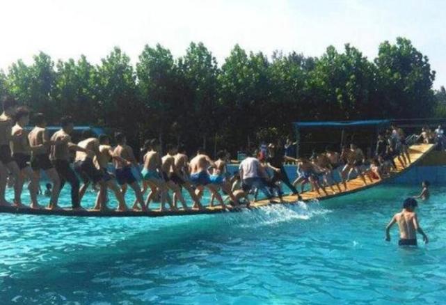 挑战网红桥 男子摔骨折