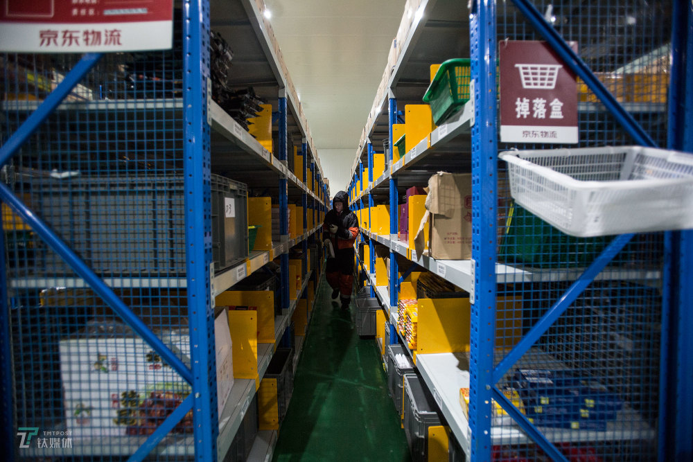 探访京东冷冻仓库:拣货员寒冬里作业,酷暑中取