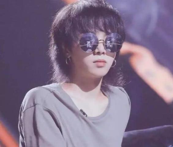换一个发型换一张脸,留着鲻鱼头的华晨宇像一只猫咪