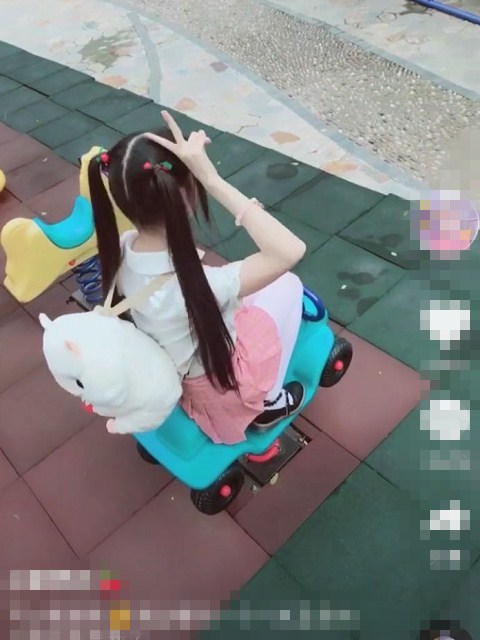 蔡萝莉路边骑木马,双马尾抢眼,网友:好想疯狂