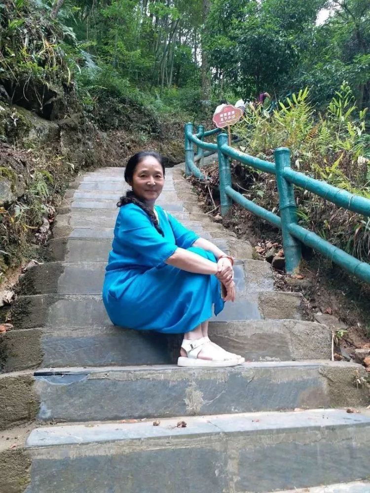 中国大妈外出旅游标准动作合辑!炫翻天!