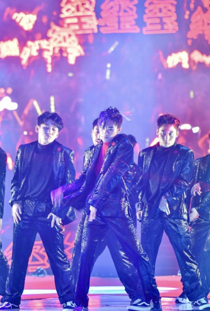 易烊千玺面对红海时哭了,最后的惊喜在他衣服