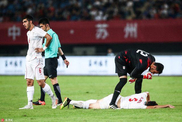 惊险!伊朗U23门将对撞自家后卫 直接被救护车
