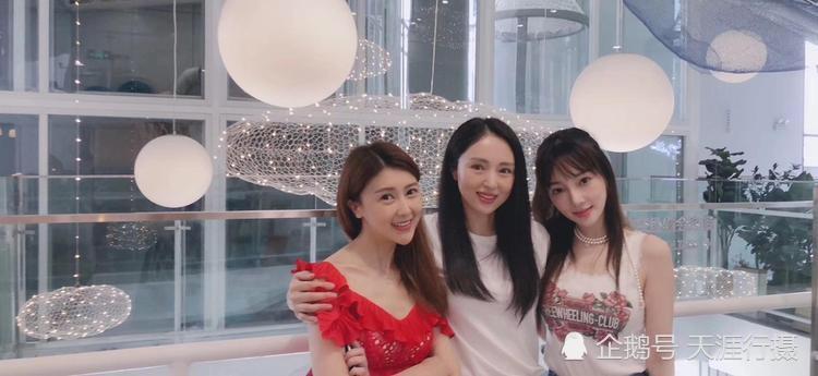 李小璐带甜馨与董璇甘薇聚会 网友：这三个人一个比一个苦