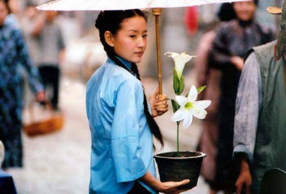 董洁烈焰红唇照曝光，满嘴满手的鲜红，狂野中带着性感