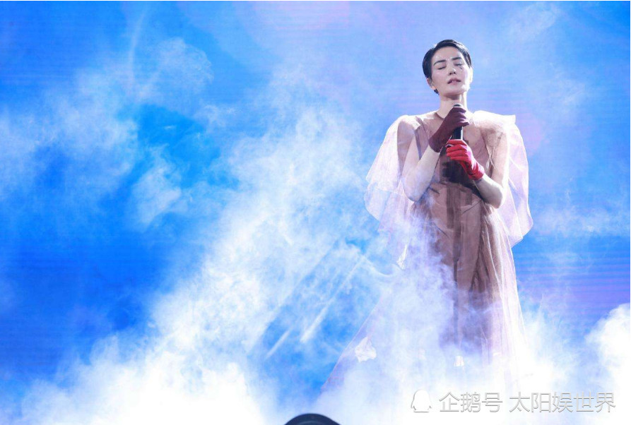 她实力不输王菲那英，是鸟巢唯一邀请演唱的歌手，如今这样