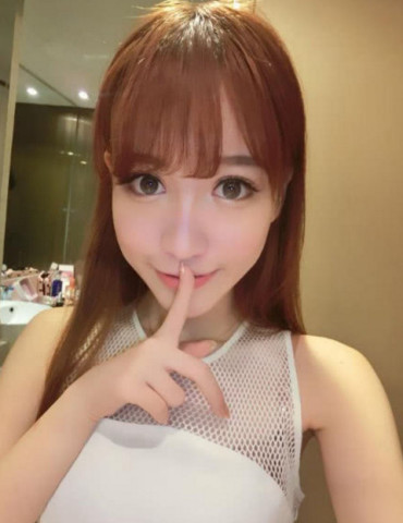 游戏解说员uu颜值被吐槽,晒照片比之前更美了,网友:卢本伟活好啊
