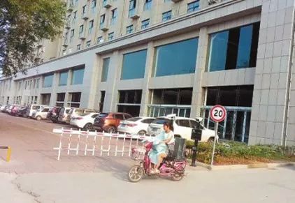 济源一小区外公共停车位变私有停车场 看交警