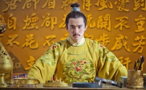 "陈洪知道大功成了一半了,仍装着惶恐:"奴才,奴才遵旨.