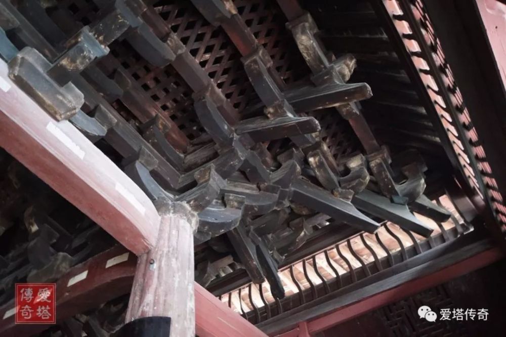 另外建于奈良时代的日本唐招提寺金堂的梁栱结构与保国寺山面也很接近