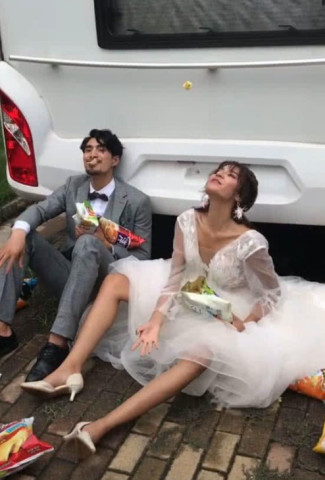 抖音上这个拍婚纱的女孩莎莎火了!这个坐姿让不禁让人