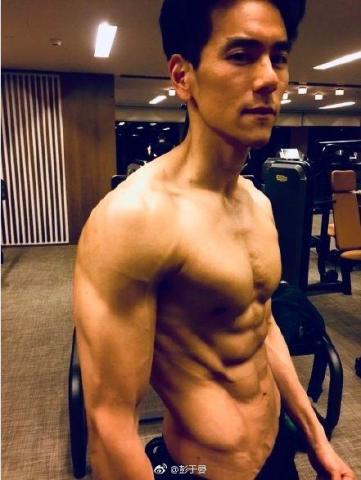 彭于晏微博晒肌肉照,网友:比那些娘炮帅多了,这才是男人!