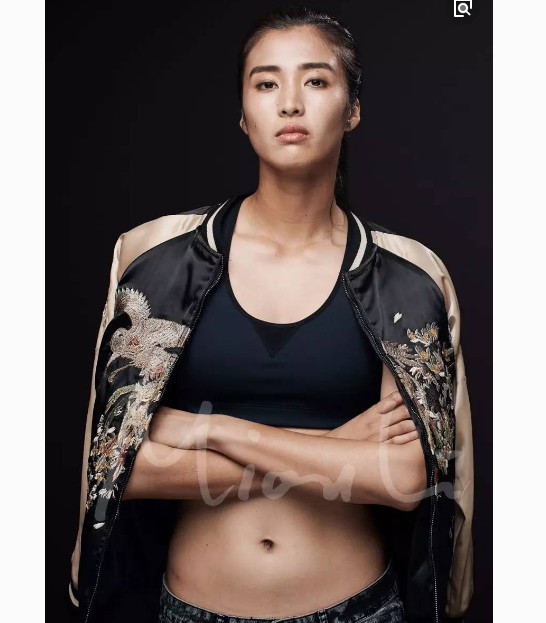中国女子足球运动员赵丽娜,长相美丽,镜头前360度无
