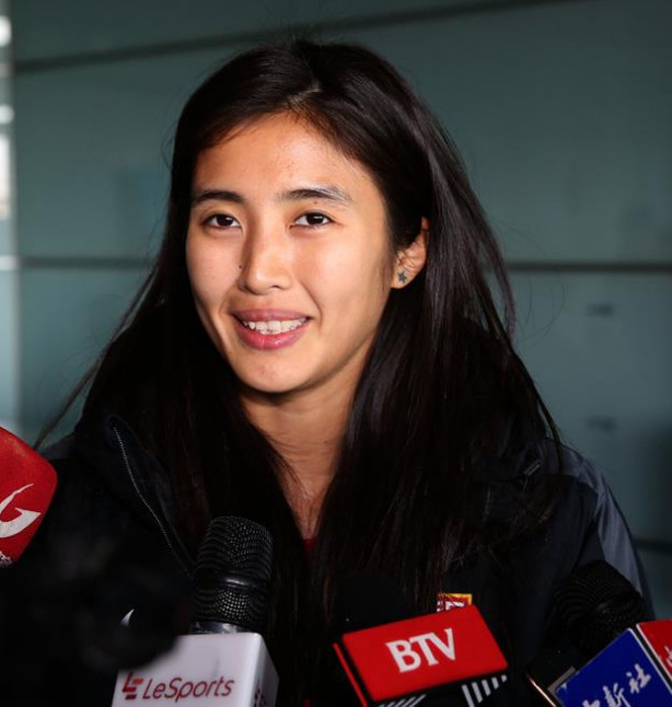 中国女子足球运动员赵丽娜,长相美丽,镜头前360度无