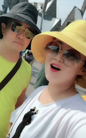 《乡村爱情》长贵携娇妻日本旅游 两人戴同款帽子夫妻相十足