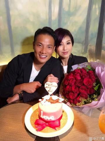 丁子高晒照庆结婚9周年，杨千嬅挽着老公捧着鲜花幸福极了