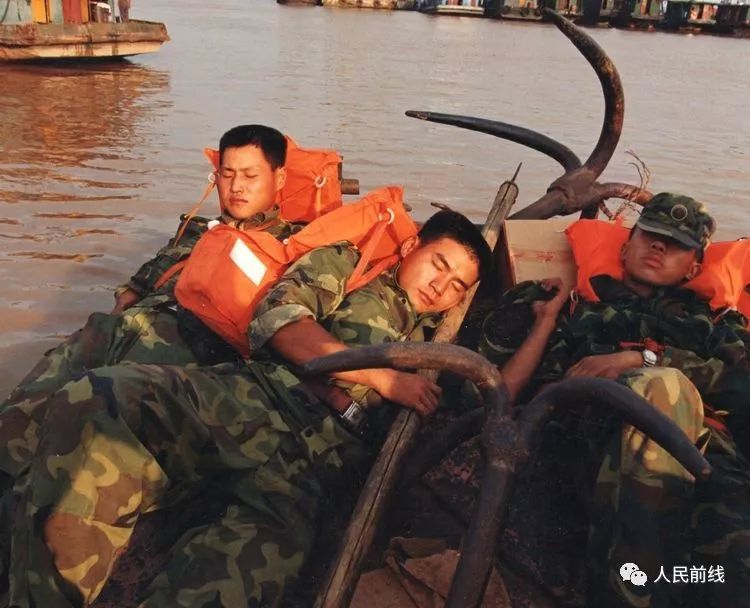 受伤了 官兵只让医务人员简单擦点药 或包扎一下 之后又重新走上抗洪
