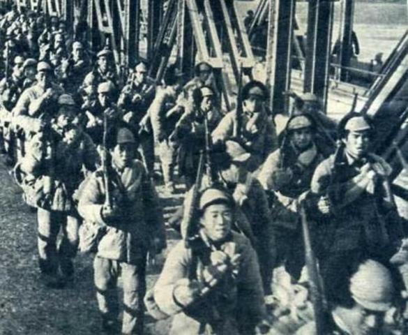 老照片:苏联拍摄的1948年东北解放军,当年十万人入东北,今百万人归返